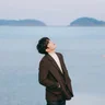 손을 잡는다거나, 같이 걷는다거나