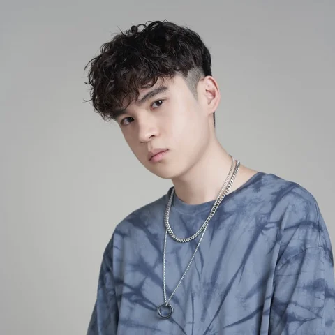 ni zhan zai yun lin wo shu de che di